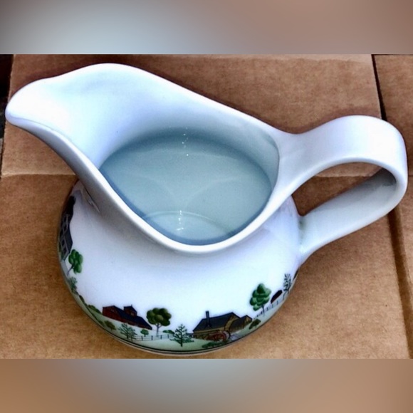 1978 ESTEE LAUDER PORCELAIN Country Living Homestead Farm Ranch House Pitcher - Picture 10 of 10